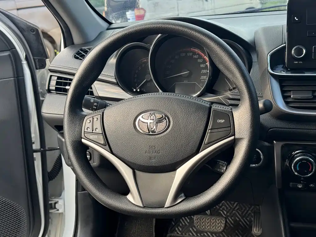 Toyota Yaris L 2022 — фото 9
