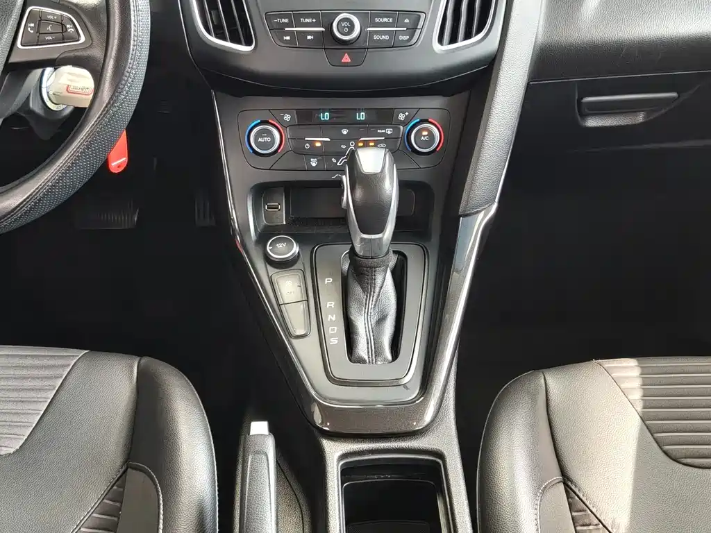 Ford Focus 2019 — фото 12