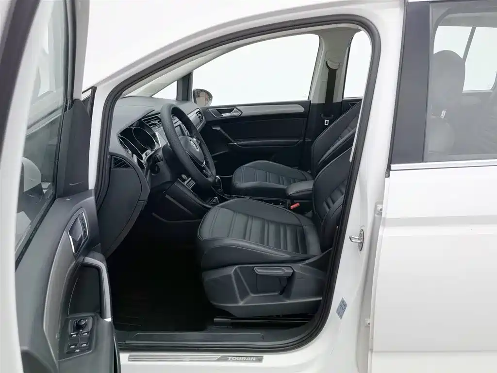 Volkswagen Touran 2018 — фото 10