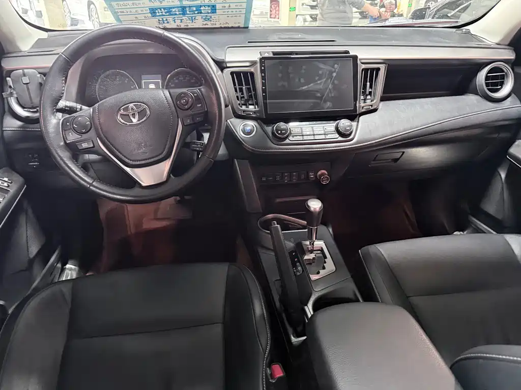 Toyota RAV4 2018 — фото 13