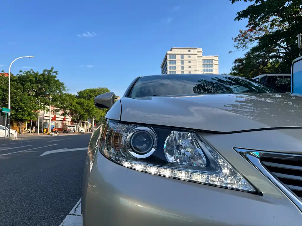 Lexus ES 2015 — фото 10