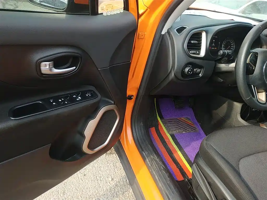Jeep Renegade 2017 — фото 13