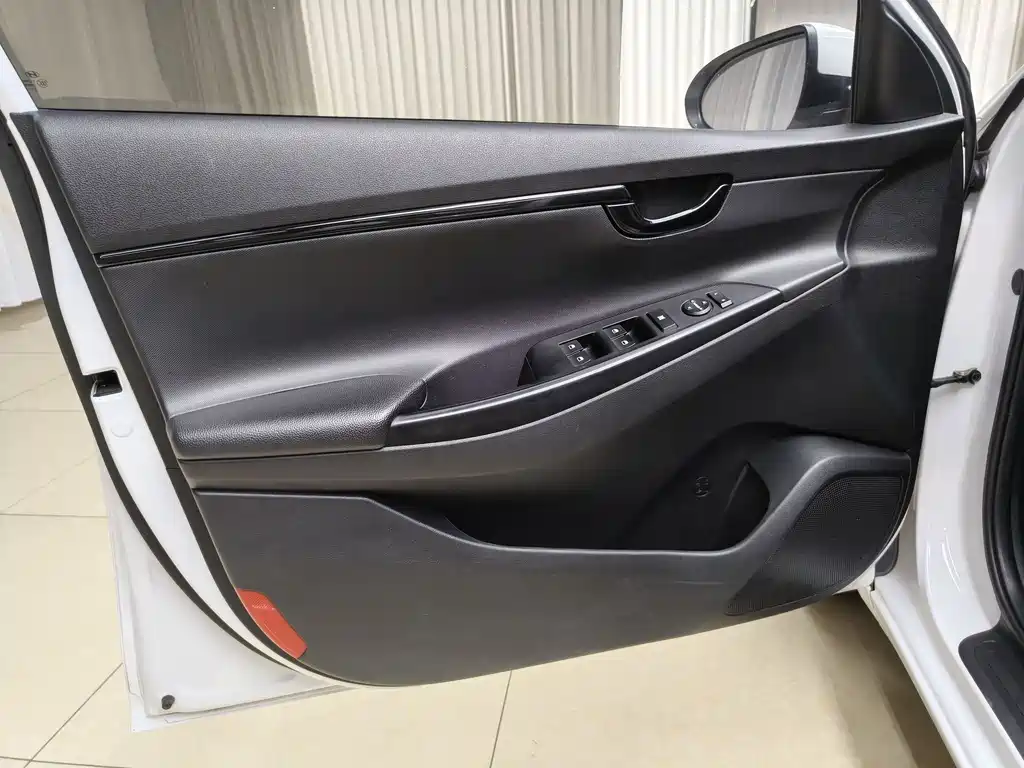 Hyundai Elantra 2023 — фото 18