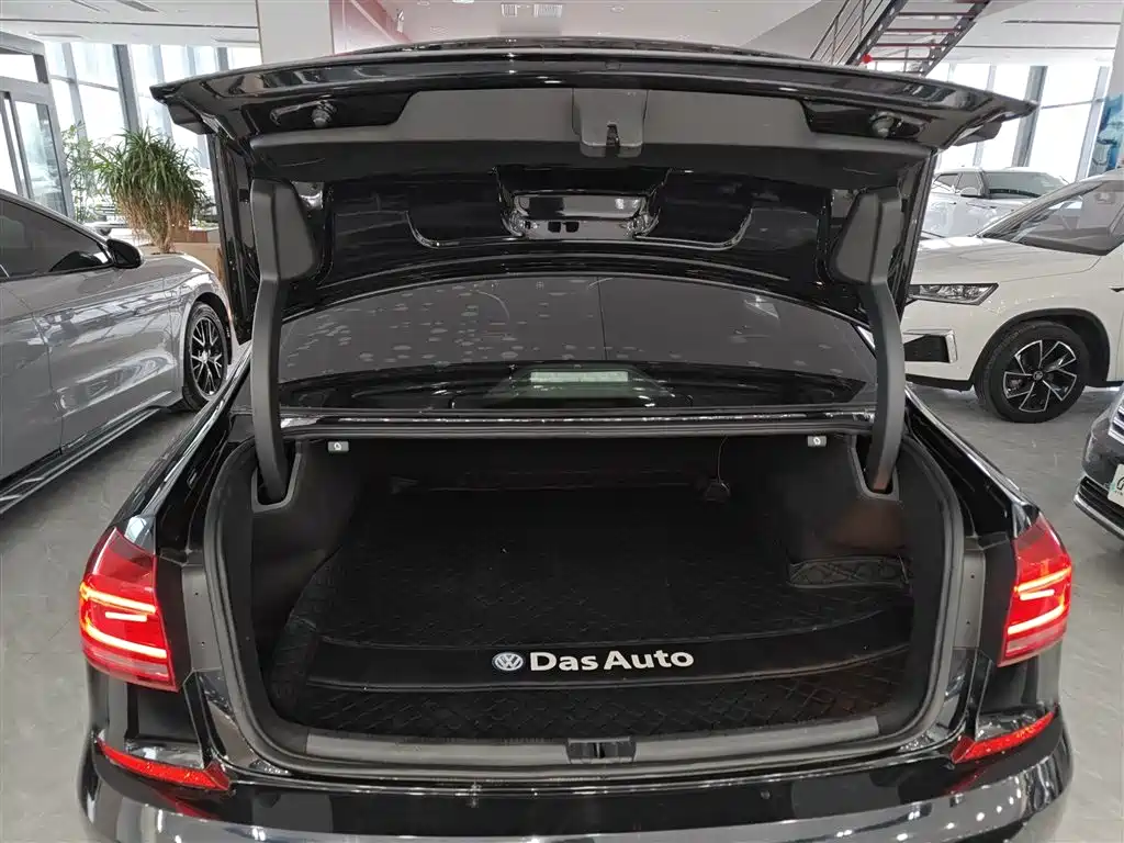 Volkswagen Passat 2018 — фото 16