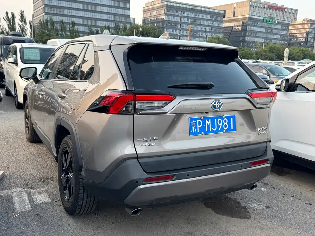 Toyota RAV4 2021 — фото 16