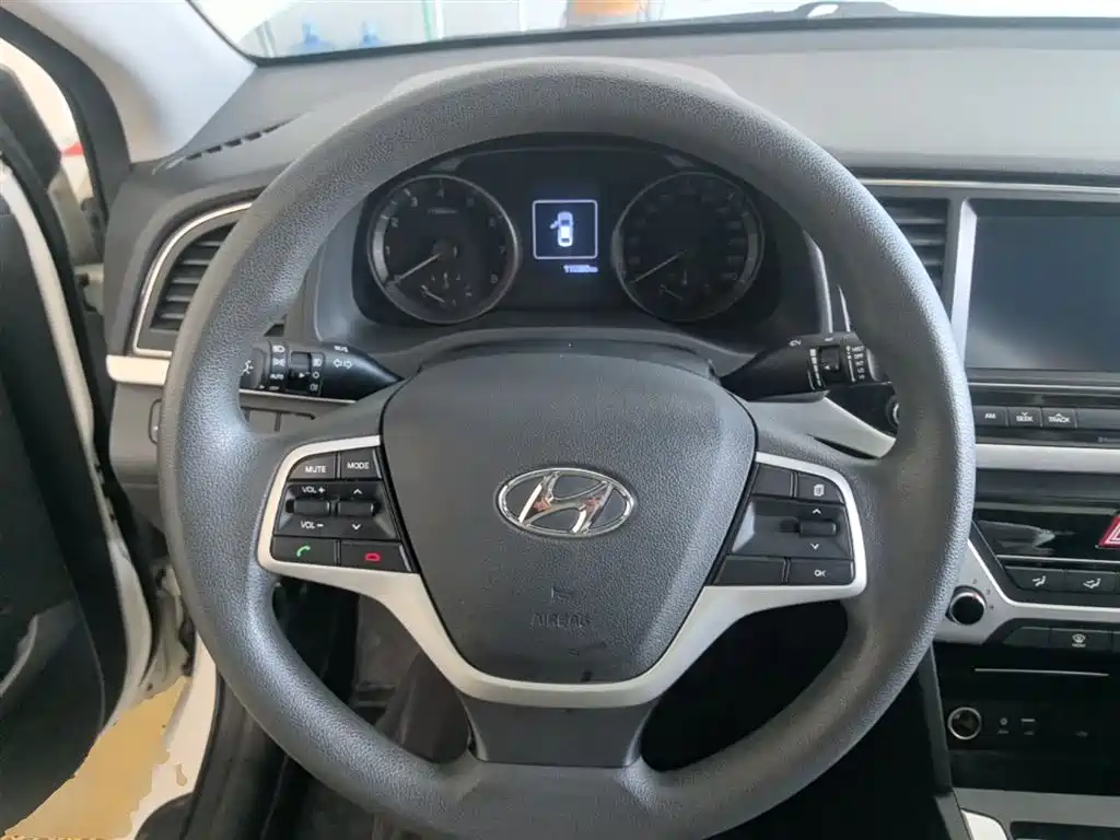 Hyundai Elantra 2017 — фото 11