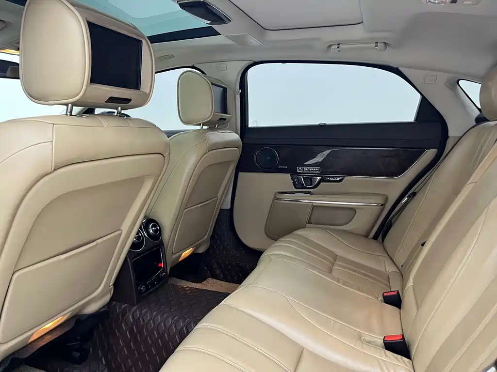 Jaguar XJ 2015 — фото 21