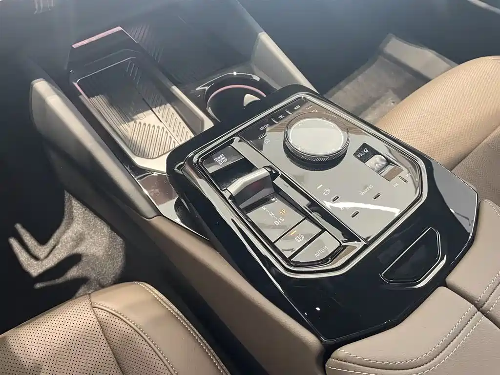 BMW 5 Series 2025 — фото 13