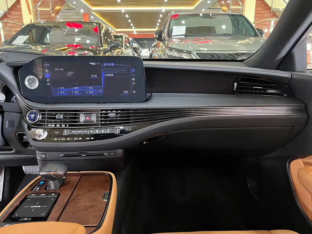 Lexus LS 2021 — фото 10