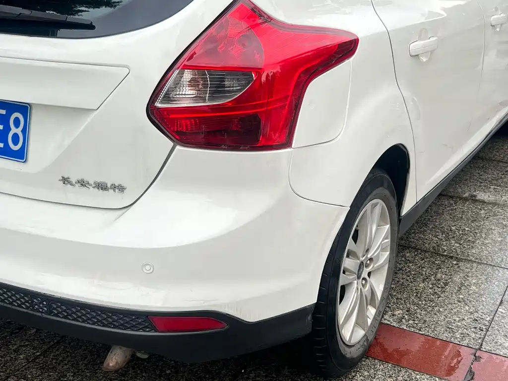 Ford Focus 2014 — фото 10
