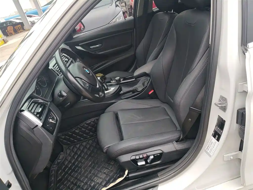 BMW 3 Series 2018 — фото 15
