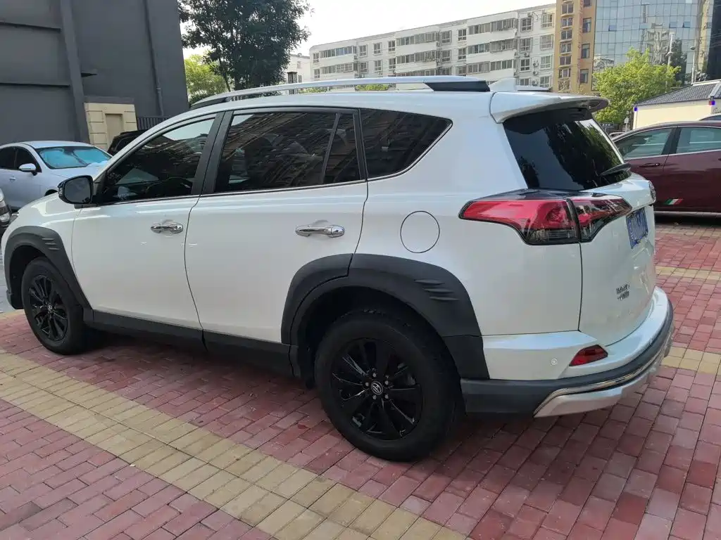 Toyota RAV4 2019 — фото 16