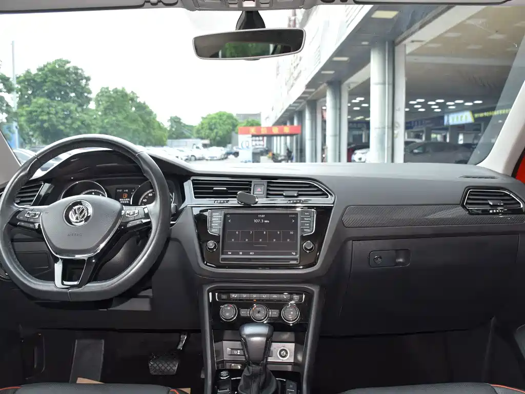 Volkswagen Tiguan L 2017 — фото 12
