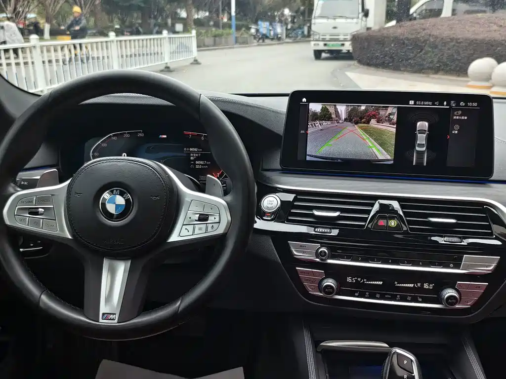 BMW 5 Series 2023 — фото 16