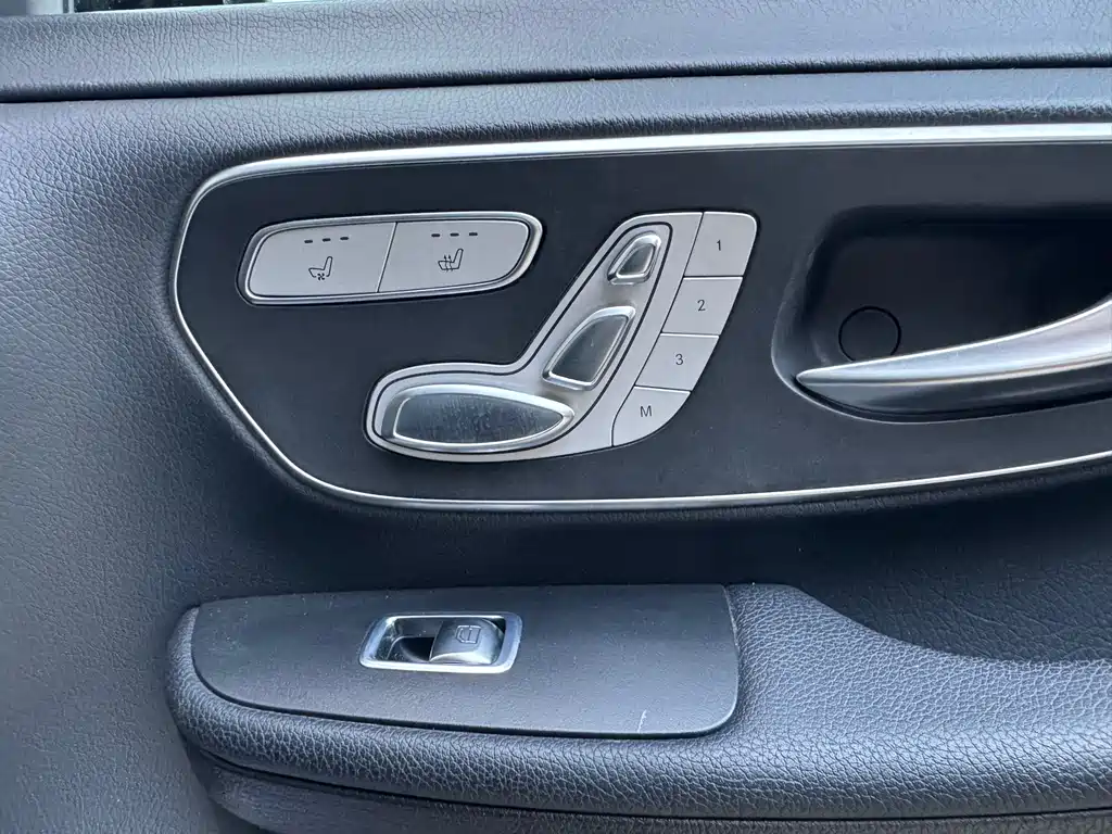 Mercedes-Benz V-Class 2022 — фото 20