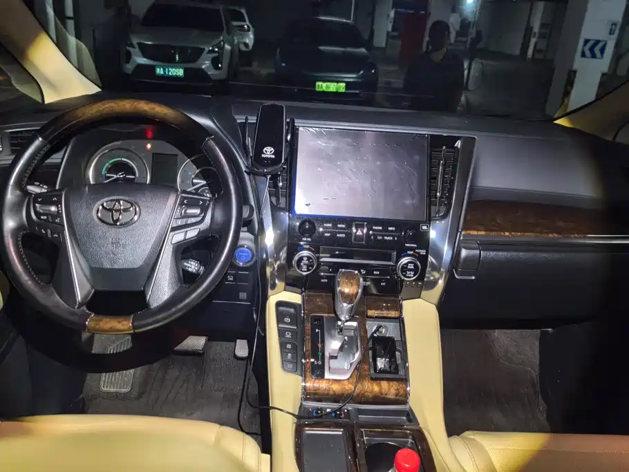 Toyota Alphard 2023 — фото 16