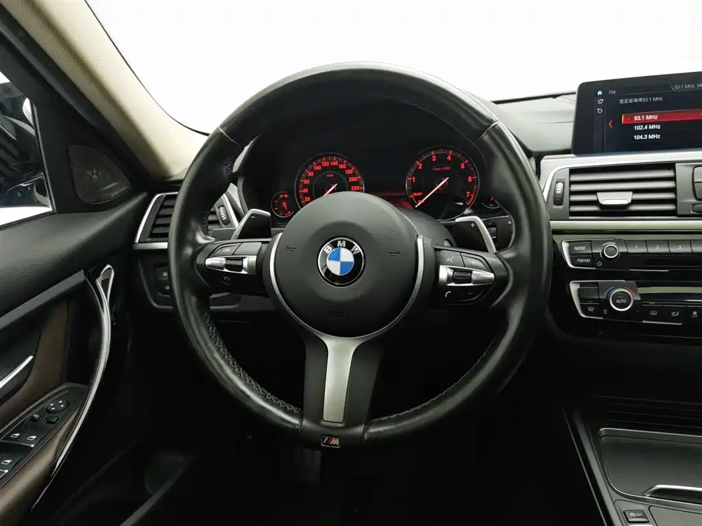 BMW 3 Series 2019 — фото 11