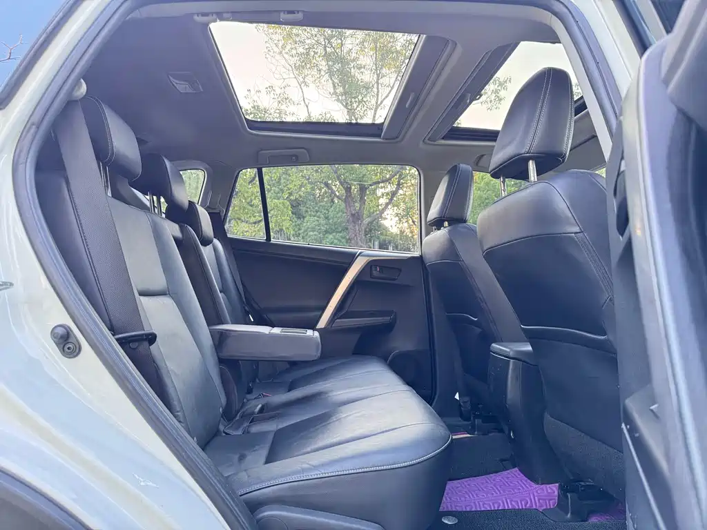 Toyota RAV4 2019 — фото 10