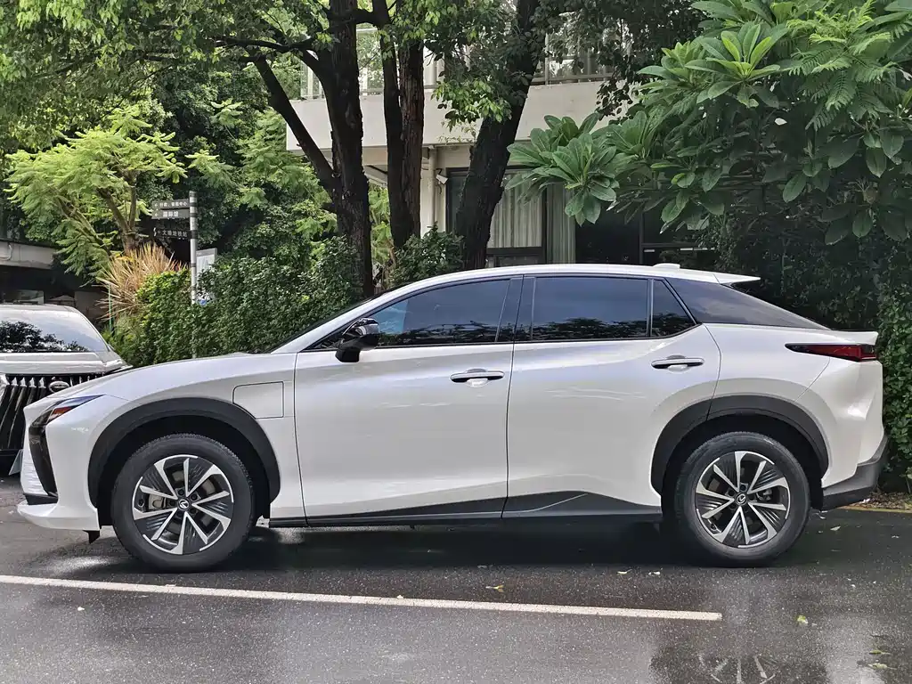Lexus RZ 2023