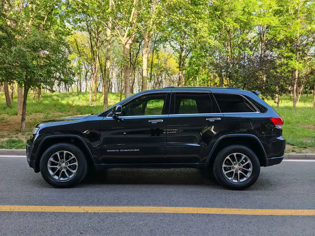 Jeep Grand Cherokee 2017 — фото 11
