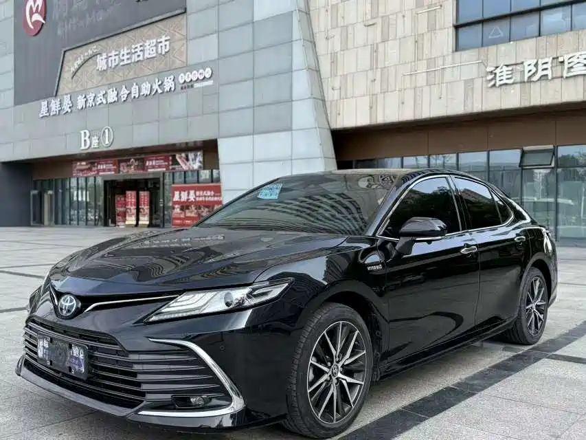 Toyota Camry 2022 — фото 1