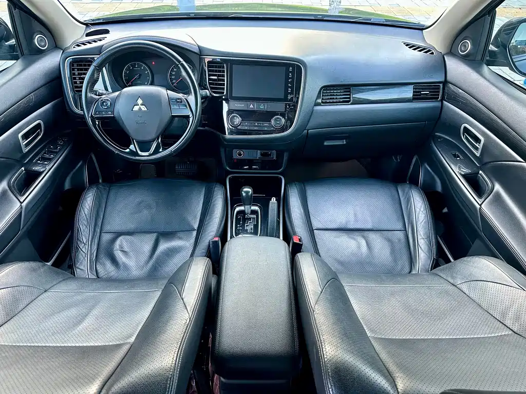 Mitsubishi Outlander 2018 — фото 29