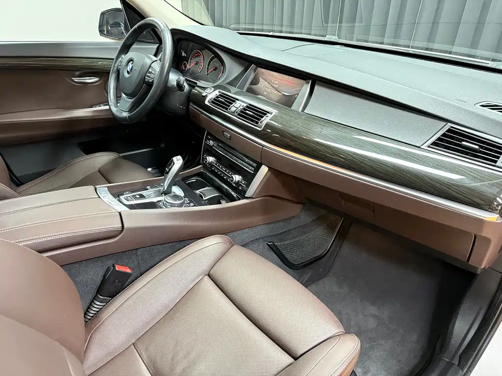 BMW 5 Series GT 2016 — фото 12