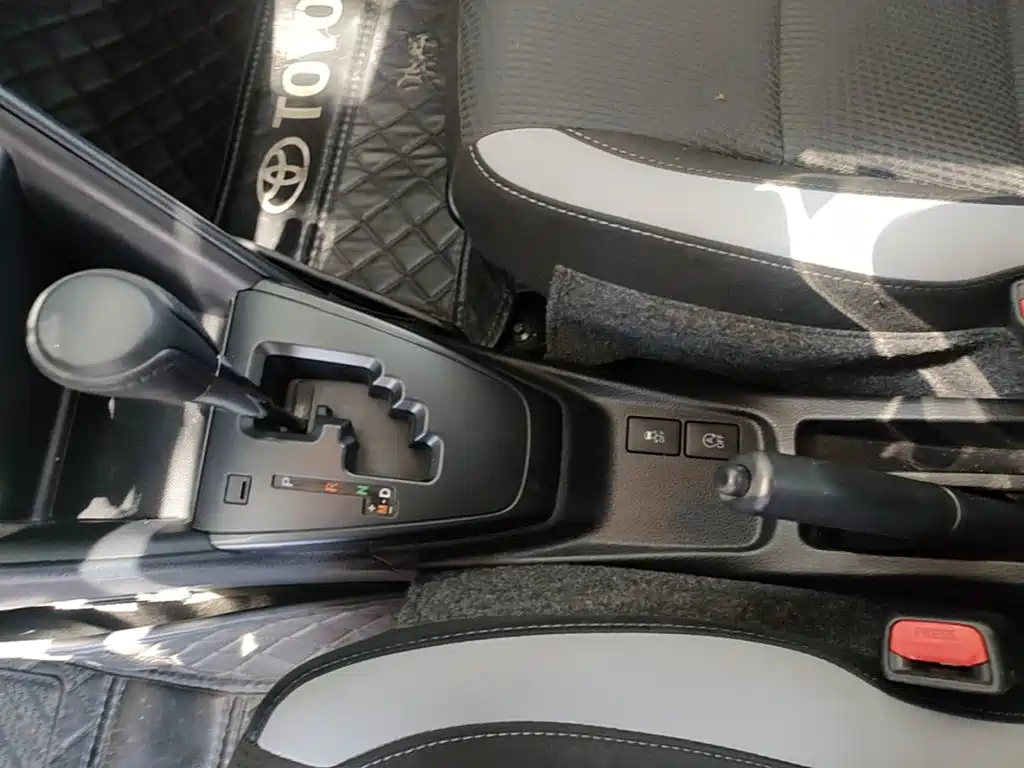 Toyota Yaris L 2022 — фото 10