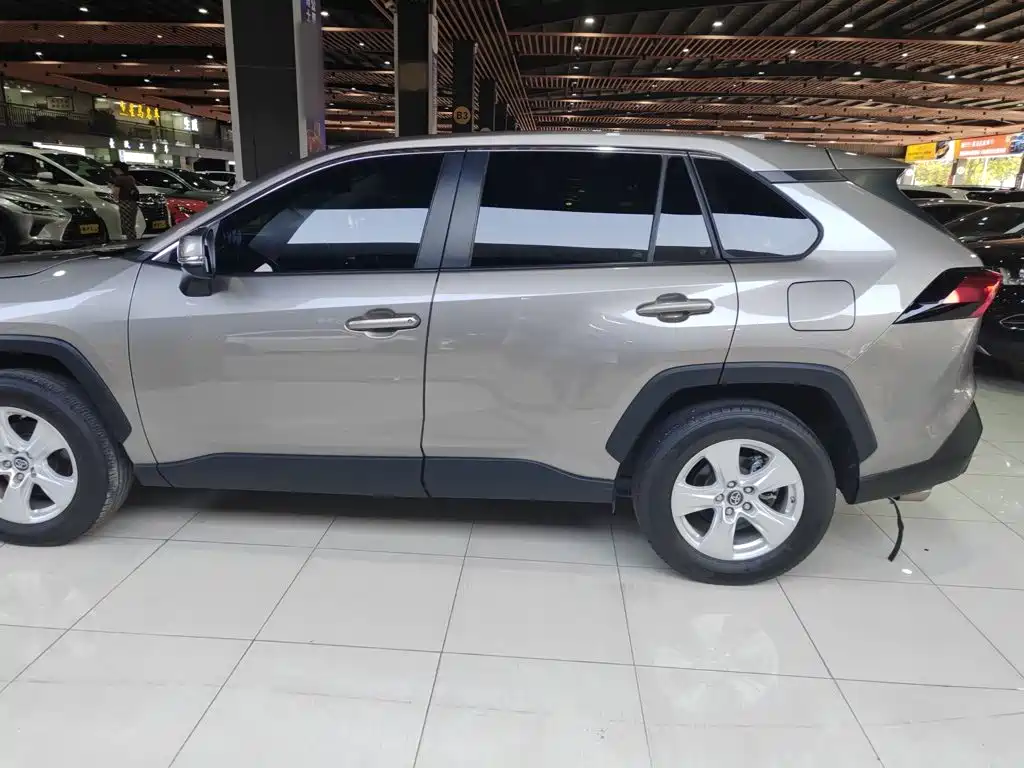Toyota RAV4 2022 — фото 10
