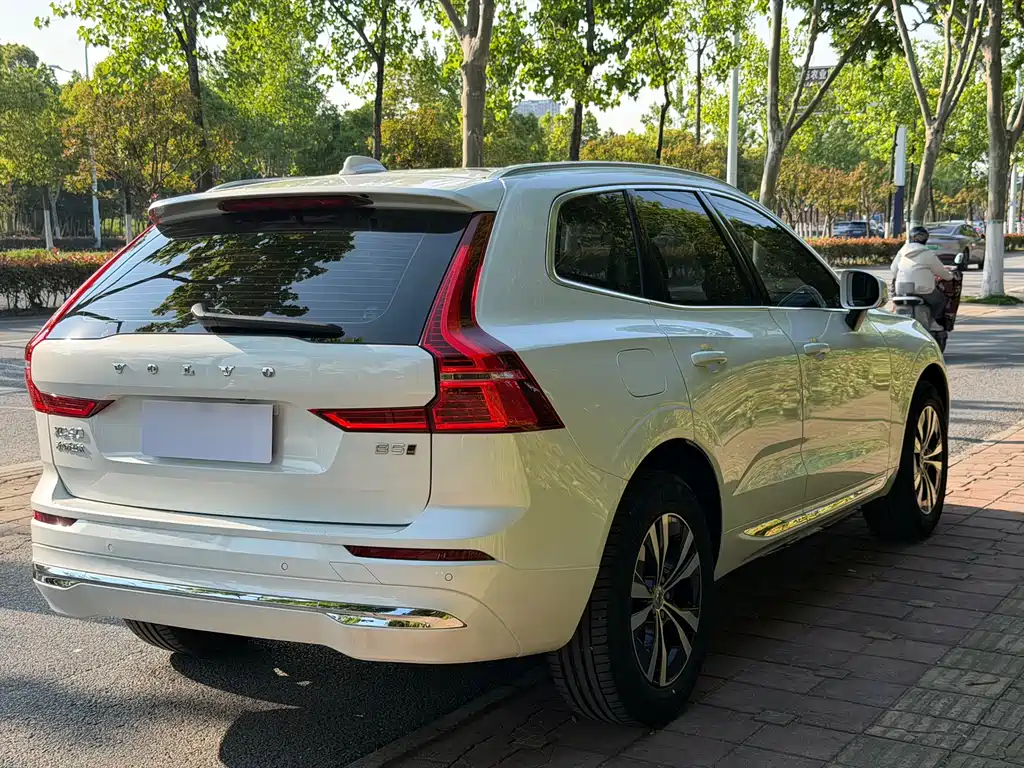 Volvo XC60 2023 — фото 8