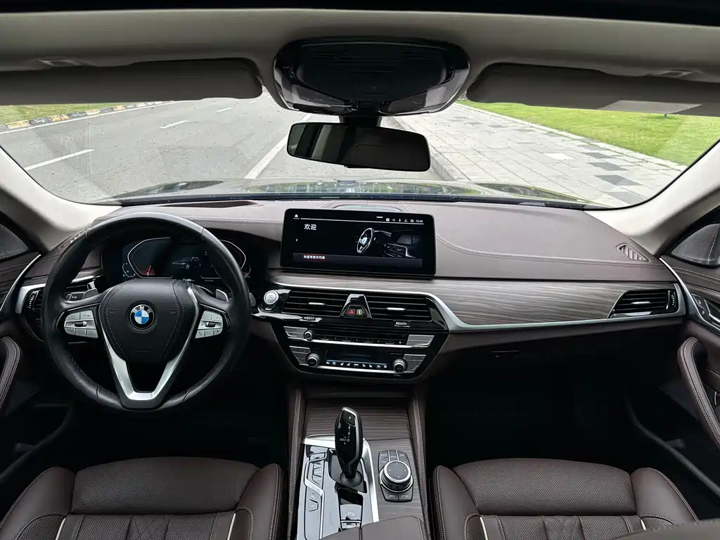 BMW 5 Series 2022 — фото 20