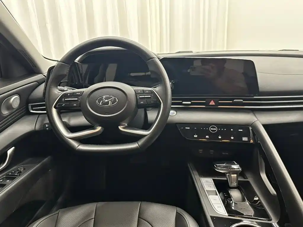 Hyundai Elantra 2023 — фото 10
