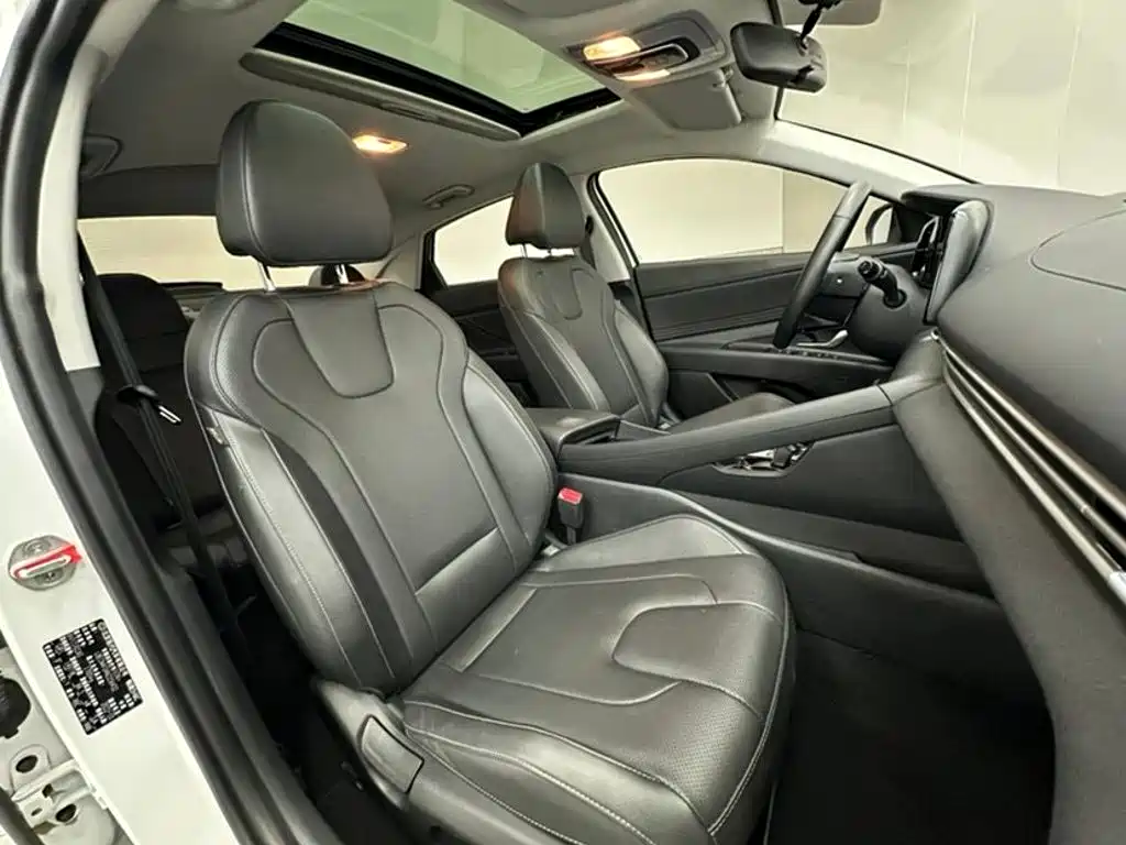 Hyundai Elantra 2023 — фото 12