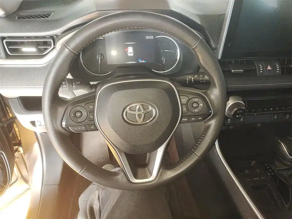 Toyota RAV4 2023 — фото 11