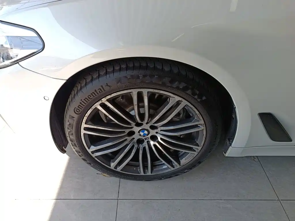 BMW 5 Series 2018 — фото 25