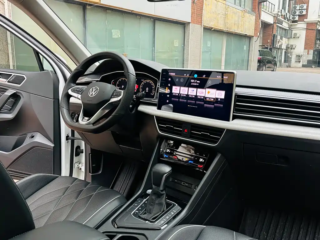 Volkswagen Tiguan L 2023 — фото 12