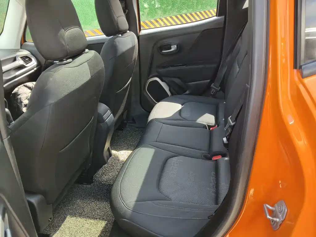 Jeep Renegade 2017 — фото 13