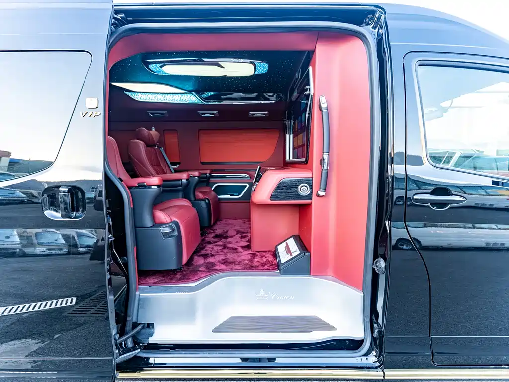 Toyota Hiace — фото 35