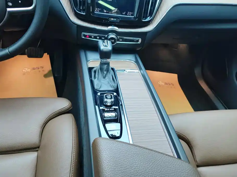 Volvo XC60 2021 — фото 16