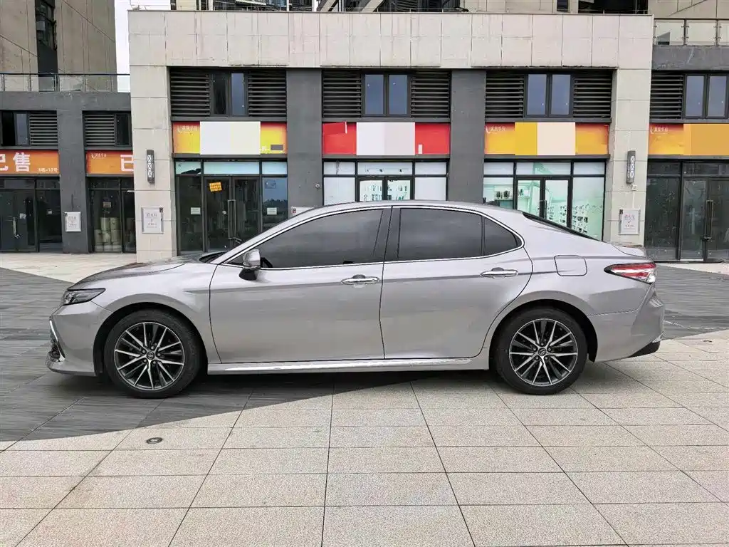 Toyota Camry 2023 — фото 4