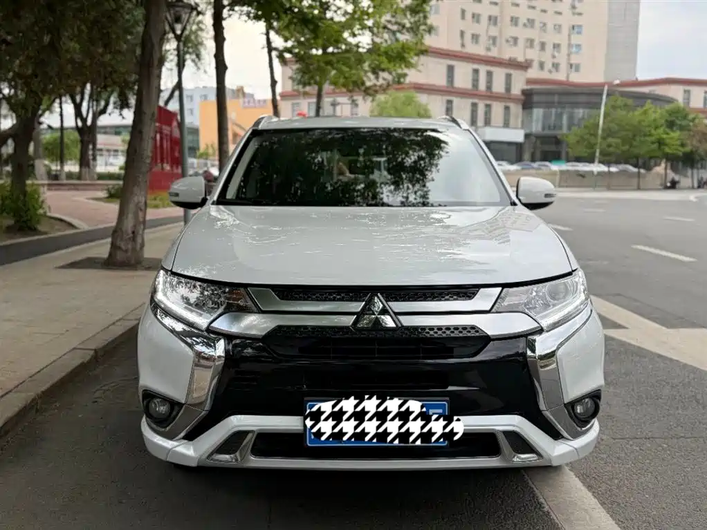 Mitsubishi Outlander 2022 — фото 2