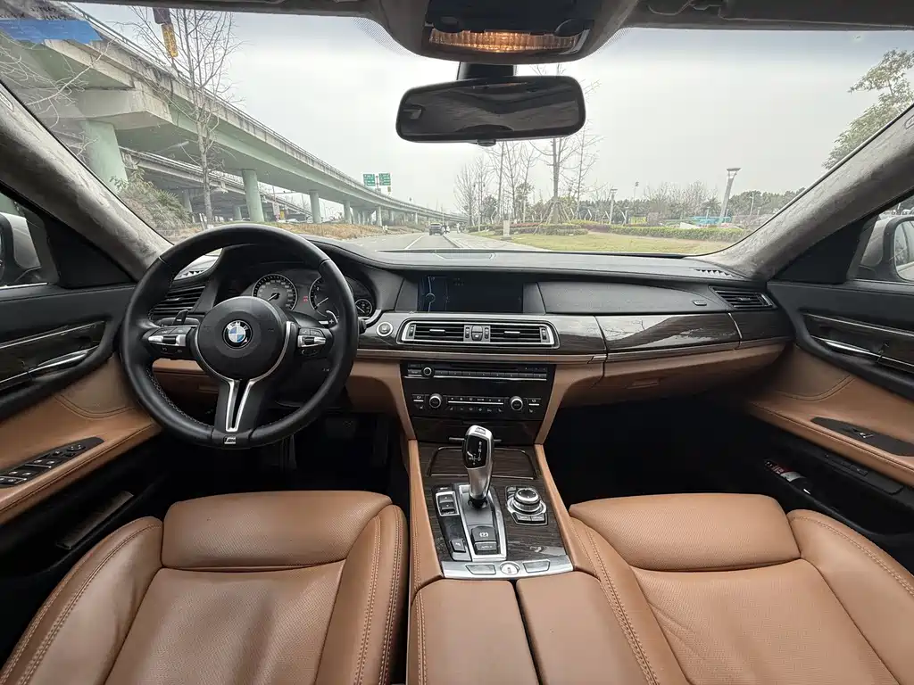 BMW 7 Series 2011 — фото 11