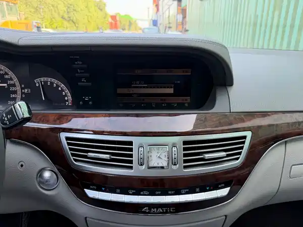 Mercedes-Benz S-Class 2011
