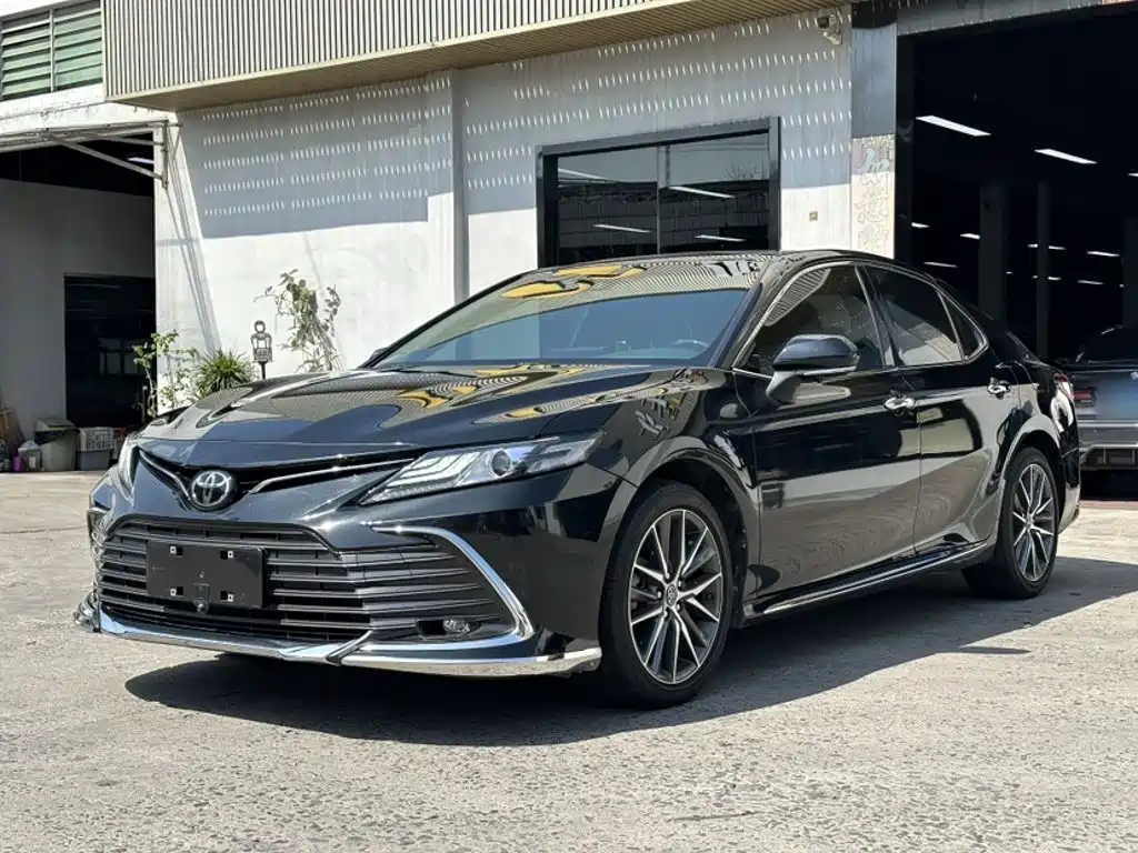 Toyota Camry 2023 — фото 1