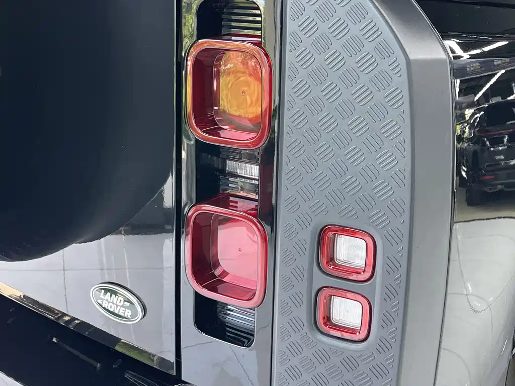 Land Rover Defender 2022 — фото 29