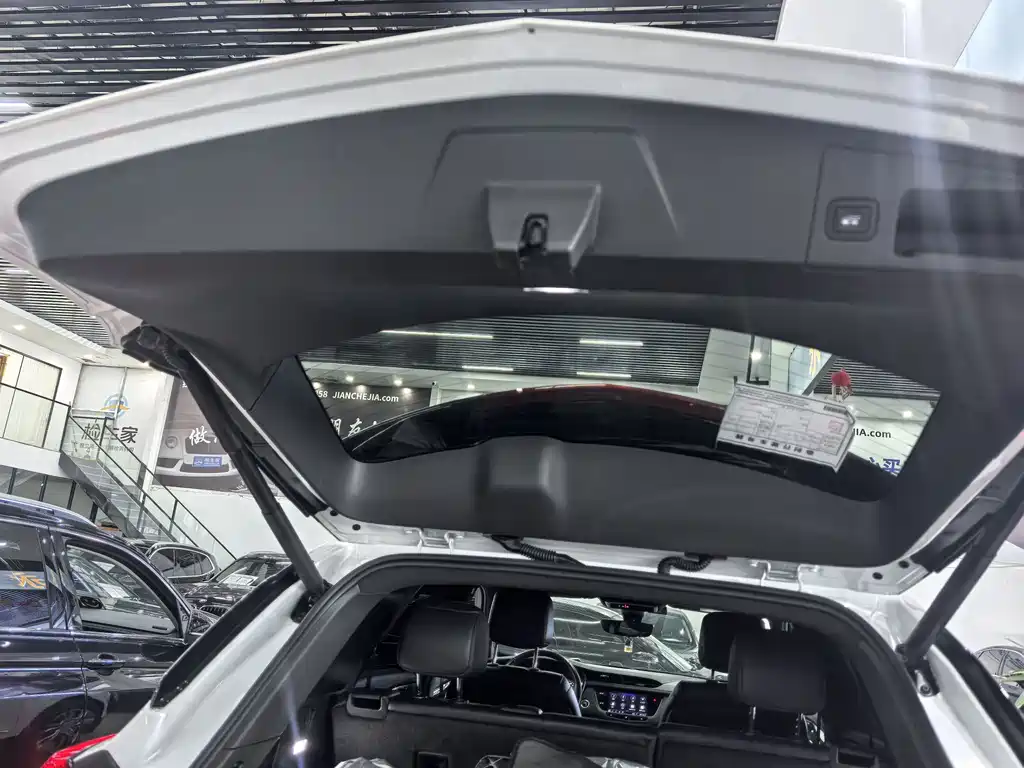 Cadillac XT5 2020 — фото 18