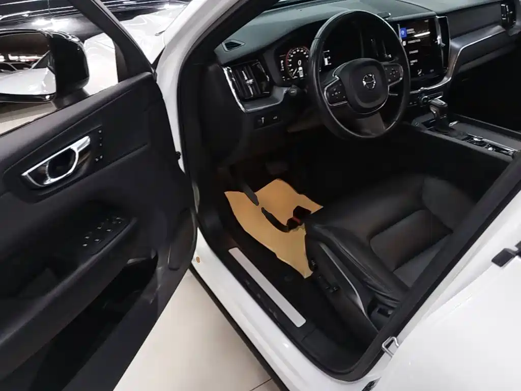 Volvo XC60 2021 — фото 12