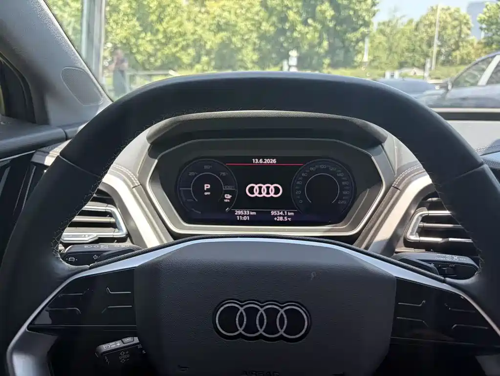Audi Q4 e-tron 2024 — фото 6