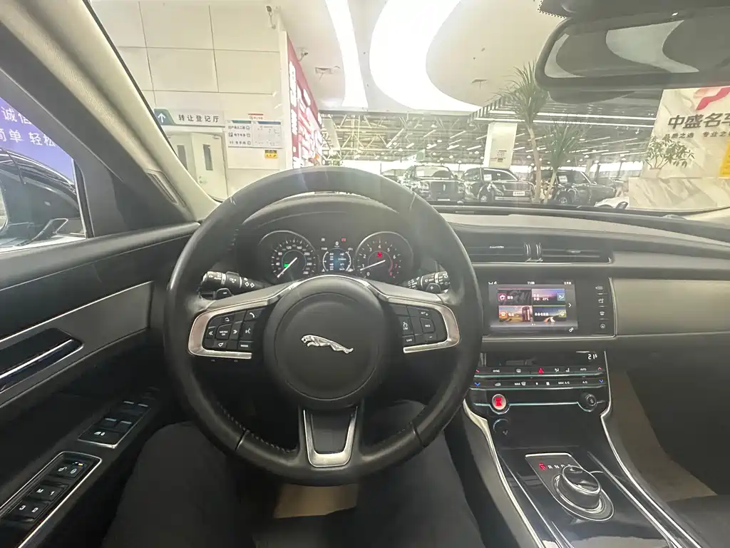 Jaguar XF 2019 — фото 13