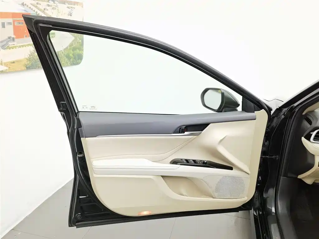 Toyota Camry 2019 — фото 8